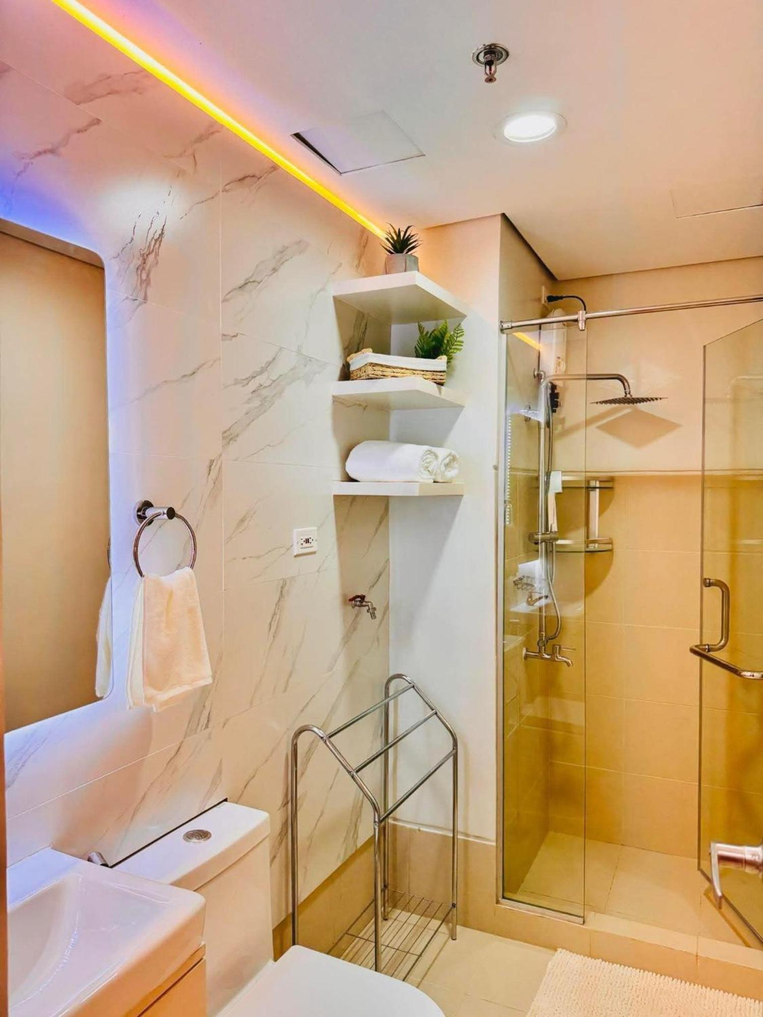 Rj Elite Escape 2Br Condo W Balcony Near Sm Iloilo Exterior photo